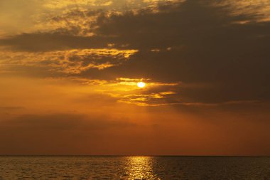 Tropikal plaj yakın sakin deniz suyu üzerinde renkli günbatımı. Yaz tatili konsepti. Island Phangan, Tayland