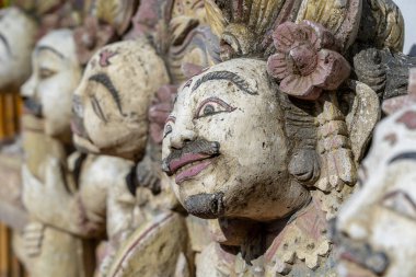 Sokak tapınağında tanrının geleneksel Bali taş heykeli. Island Bali, Endonezya. Closeup