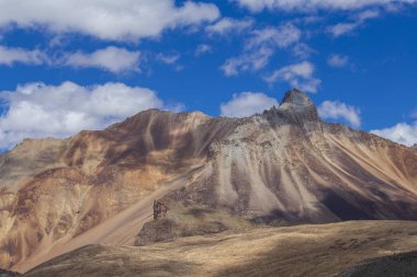 Manali karayolu Leh boyunca Himalaya dağ manzara. Hint Himalayaları'ndaki görkemli kayalık dağlar, Hindistan