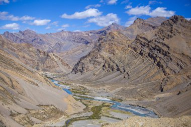 Manali karayolu Leh boyunca Himalaya dağ manzara. Hint Himalayaları'nda mavi nehir ve kayalık dağlar, Hindistan