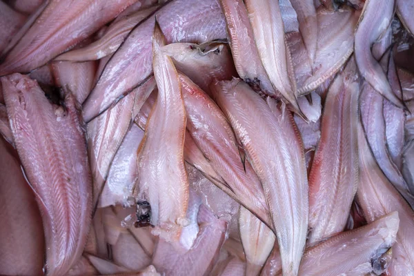 Rode visfilet op straatmarkt in Thailand. Seafood concept. Rauwe zeevis filet voor het koken, close-up — Stockfoto