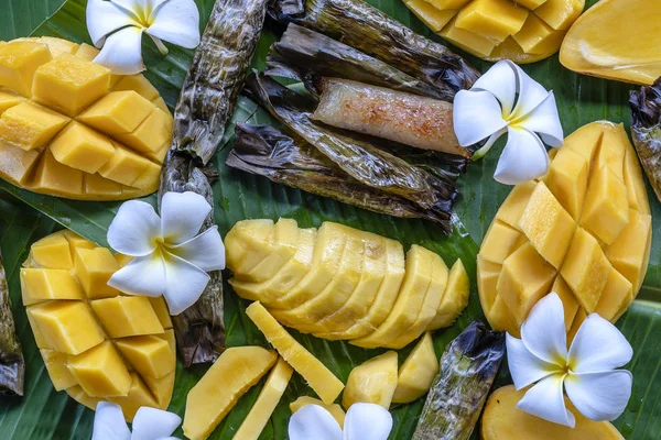 Tay tarzı tatlı, palmiye yapraklarımuz yapışkan pirinç ile sarı mango. Sarı mango ve yapışkan pirinç Tayland popüler geleneksel tatlı.