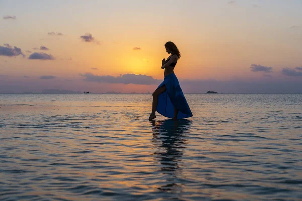 Gün batımında cennet adasında deniz suyunda tropikal plajda dans genç güzellik kız. Yaz konsepti. Tatil seyahati. — Stok fotoğraf