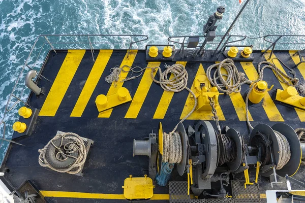 Das deck der fähre zusammen mit dem dicken festmacherseil und der blauen meerwasserwelle thailand. Nahaufnahme — Stockfoto