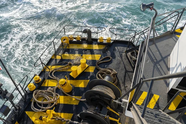 Vapur güvertesi ile birlikte bir kalın biçme halat ve mavi deniz su dalgası, Tayland. Yakın çekim