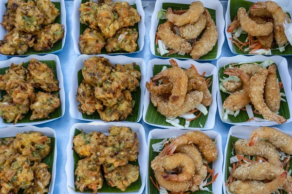 Kızarmış sebze ve karides derin kızarmış Tayland yerel pazarda bir sokak gıda, closeup olduğunu. Tay yemekleri