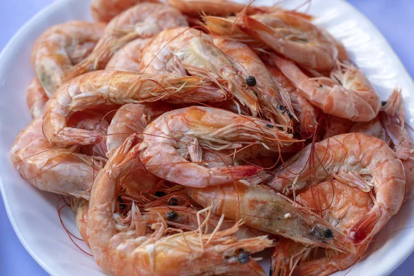 Gekochte Garnelen zum Verkauf auf dem Straßenmarkt in Bangkok, Thailand. Nahaufnahme — Stockfoto