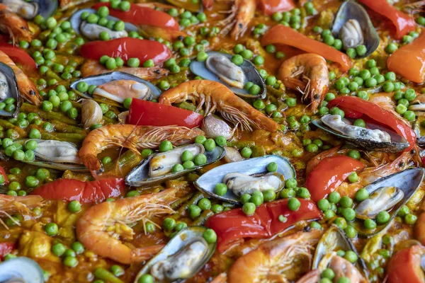 Θαλασσινά παέγια με μύδια, γαρίδες και λαχανικά. Θαλασσινές παέγια φόντο, κοντινά πλάνα, παραδοσιακό ισπανικό ρύζι — Φωτογραφία Αρχείου