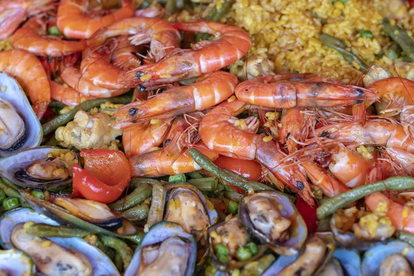 Spanyol paella a halivadék serpenyőben kagylóval, garnélarák és zöldség. Seafood paella háttér, closeup, hagyományos spanyol rizsétel — Stock Fotó