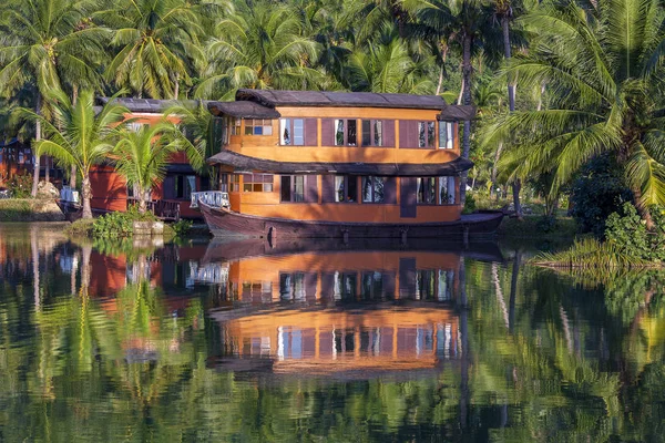 Casa tropicale in forma di nave vicino al mare nella giungla con palme verdi. Resort di lusso sulla spiaggia su un'isola in Thailandia. Natura e concetto di viaggio — Foto Stock