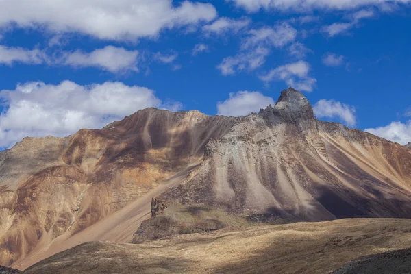 Manali karayolu Leh boyunca Himalaya dağ manzara. Hint Himalayaları'ndaki görkemli kayalık dağlar, Hindistan