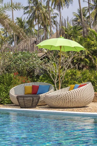 休日やリラクゼーションのための熱帯の海岸線に太陽の傘とビーチチェア、タイ。旅行と自然の概念 — ストック写真