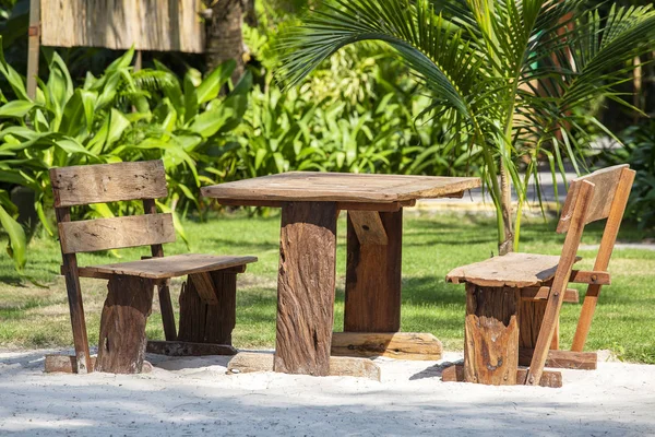 Drewniany stolik kawowy i krzesła na tropikalnej plaży, Tajlandia. Koncepcja święta — Zdjęcie stockowe