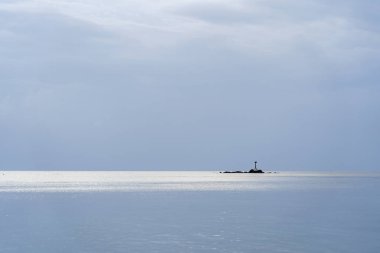 Deniz suyu üzerinde bulutlar ile mavi gökyüzü. Doğa kompozisyon.