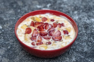 Mango, tutku meyve, çilek ve yoğurt brulee. Mevsimlik mango ve çilek mükemmel olgunlaşmış takozlar ile kahvaltıda meyve tatlı, taze tutku meyve hamuru kaplı