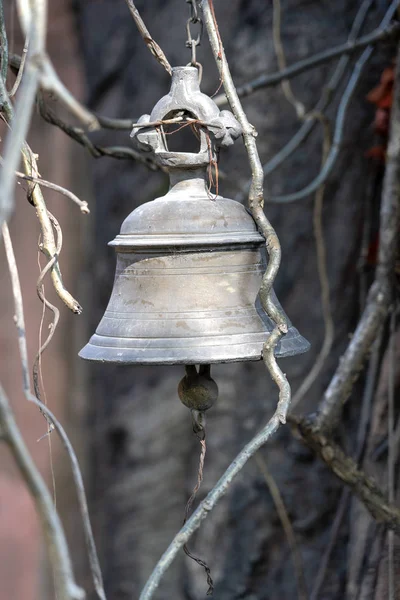 Stary dzwonek w indyjskiej świątyni w Rishikesh, Indie — Zdjęcie stockowe