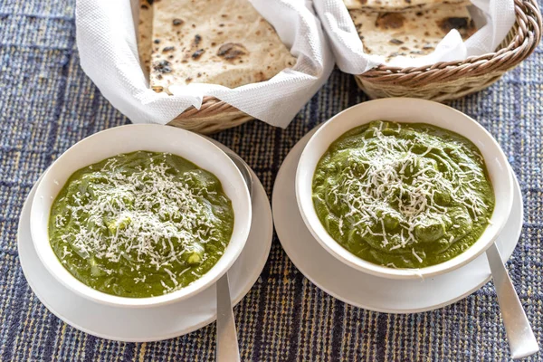 Palak paneer or spinach and cottage cheese curry is a healthy main course recipe in India. Popular Indian healthy food, served with roti or chapati — Stock Photo, Image