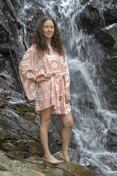 Jeune femme près de cascade, île de Koh Phangan, Thaïlande — Photo