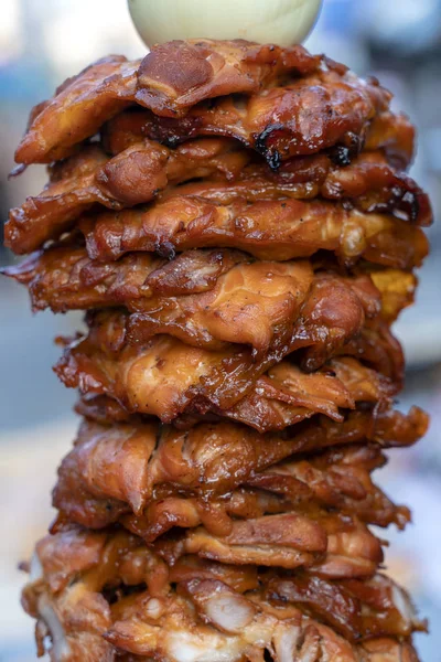 Grandes pedaços de carne em um cuspo no mercado de comida de rua na Tailândia. Carne de chiken espetada no espeto. Fast food . — Fotografia de Stock