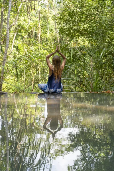 Hermosa mujer practicando yoga cerca de aguas turquesas de cascada en la selva tropical profunda, isla Koh Phangan, Tailandia —  Fotos de Stock