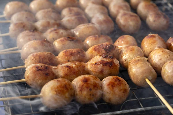 Salsicha tailandesa grelhada no mercado de comida de rua na Tailândia. Salsicha tailandesa tradicional com carne de porco e arroz, deliciosa comida de rua . — Fotografia de Stock