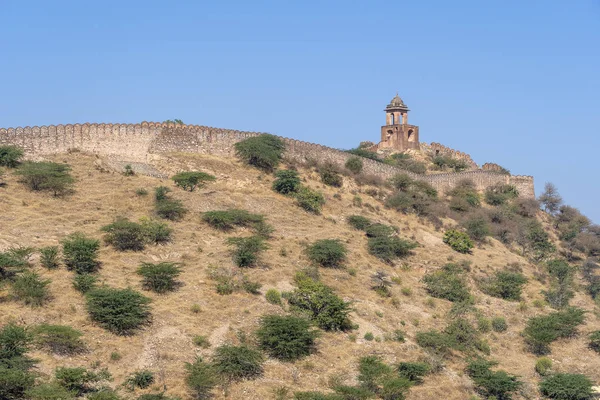 Amer, Jaipur, Rajasthan, Hindistan tarihi şehirde Amber fort dağıüzerinde uzun duvar
