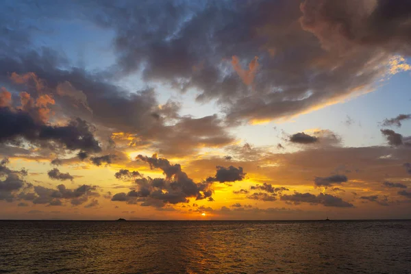 Hermosa puesta de sol sobre el mar. Concepto vacaciones de verano. Tailandia — Foto de Stock