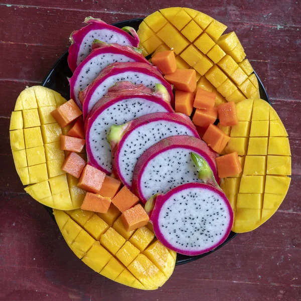 Surtido de frutas tropicales en un plato, primer plano —  Fotos de Stock