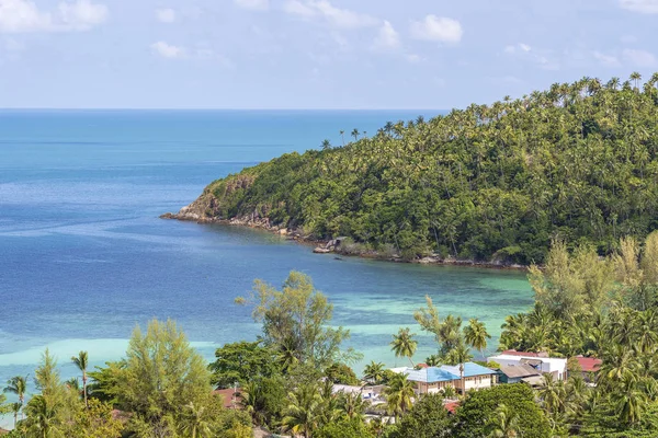 Praia de areia tropical bonita e água do mar azul com coqueiro na ilha paradisíaca, Tailândia. Conceito de viagem. Vista superior — Fotografia de Stock