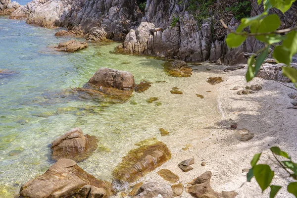 Lagoa bonita com água cristalina clara em uma praia tropical na ilha Koh Phangan, Tailândia — Fotografia de Stock