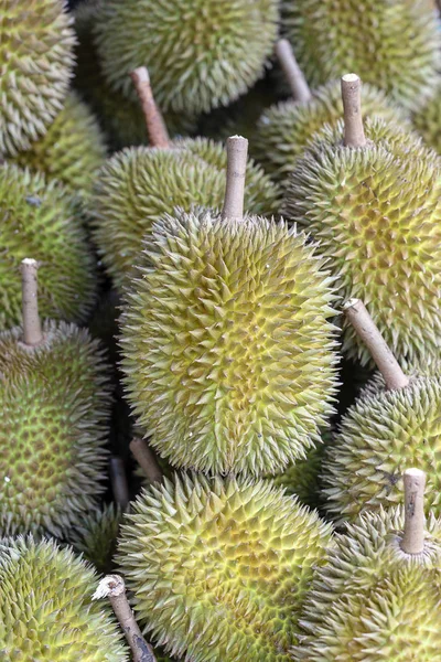 Owoce Durian na lokalnym rynku, Bali, Indonezja. Zbliżenie — Zdjęcie stockowe