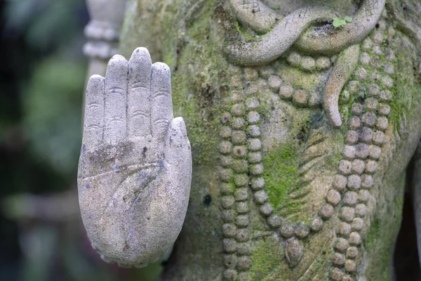 A palma da estátua de pedra em Ubud, ilha Bali, Indonésia, close-up — Fotografia de Stock