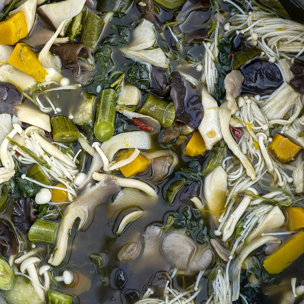 Σούπα μανιταριών βρασμένα σε μεγάλη κατσαρόλα, ταϊλανδέζικο στυλ φαγητό. Φαγητό του δρόμου στην τοπική αγορά, Ταϊλάνδη, κοντινό πλάνο — Φωτογραφία Αρχείου