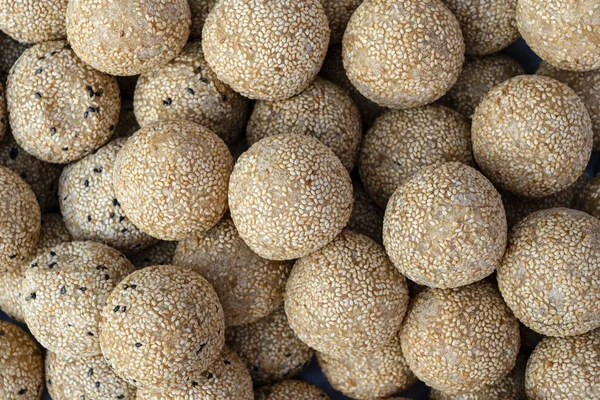 Coconut rice balls with sesame seeds is traditional Thai dessert made from rice flour and coconut milk at street food market in Thailand — Stock Photo, Image