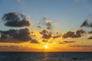Deniz suyunun üzerinde güzel gün doğumu. Yaz tatili konsepti. Tayland