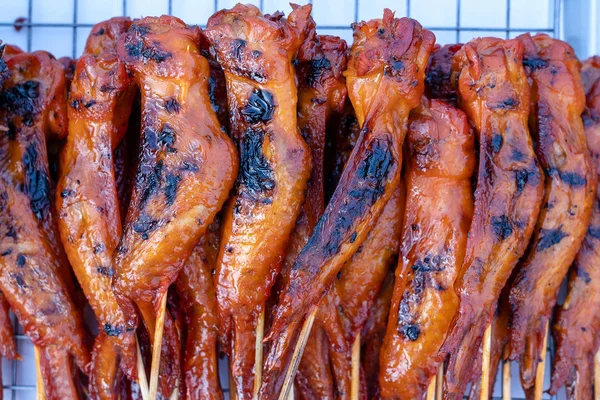 O vendedor de rua tailandês vende carne de frango grelhada no mercado de comida de rua na ilha Koh Phangan, Tailândia. Fechar. — Fotografia de Stock