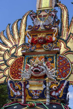 Ubud, Island Bali, Endonezya merkezi sokakta iblisler ve çiçekler geleneksel bali heykeller ile Bade kremasyon kulesi . Yaklaşan bir kremasyon töreni için hazırlanmıştır