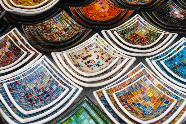 Colorful mosaic decorative plates on the market for sale on street market in Ubud, island Bali, Indonesia, closeup . Souvenirs for tourist — Stock Photo, Image