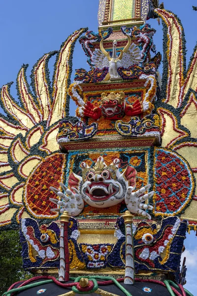 Torre de cremación Bade con esculturas balinesas tradicionales de demonios y flores en la calle central en Ubud, Isla Bali, Indonesia. Preparados para una próxima ceremonia de cremación —  Fotos de Stock