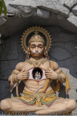 Hanuman heykeli, Ganges Nehri yakınlarında Hindu idol, Rishikesh, Hindistan. Hacılar için kutsal yerler