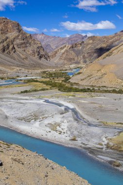 Manali karayolu Leh boyunca Himalaya dağ manzara. Hint Himalayaları'nda mavi nehir ve kayalık dağlar, Hindistan