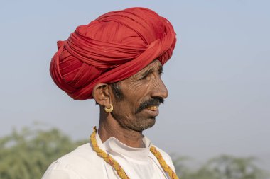Pushkar Camel Mela sırasında Hintli adam, Rajasthan, Hindistan, portre kadar yakın