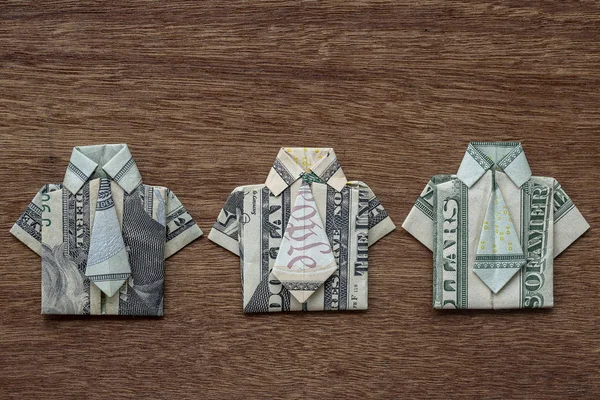 Орігамі сорочка з доларової банкноти на дерев'яному фоні. Крупним планом. Білл доларів футболка — стокове фото