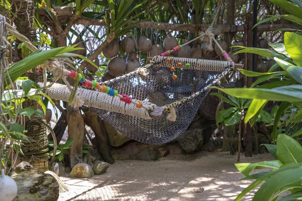 Amaca vuota sulla bellissima spiaggia tropicale vicino all'acqua di mare Thailandia — Foto Stock