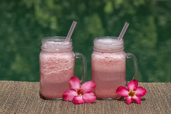 Batido de toranja rosa ou smoothie na mesa, de perto. Pequeno-almoço na ilha Bali, Indonésia — Fotografia de Stock