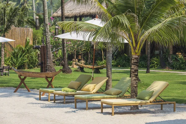 Sombrilla y sillas de playa en la costa tropical para vacaciones y relajación, Tailandia. Concepto de viaje y naturaleza —  Fotos de Stock