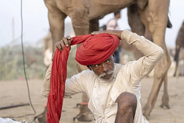 Indyjski człowiek podczas Pushkar Camel, Rajasthan, Indie, zbliżenie portret — Zdjęcie stockowe