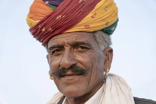 Pushkar Camel Mela sırasında Hintli adam, Rajasthan, Hindistan, portre kadar yakın