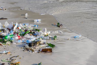 Ada Koh Phangan, Tayland dolunay partisi nden sonra Haad Rin plajda deniz suyu kirliliğinin sonuçları
