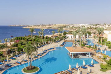 Sharm El Sheikh, Güney Sina, Mısır tatil otelinde kızıl deniz yanında sabah erken yüzme havuzu
